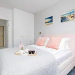Let's Sea 55 With Sea View, Sauna & Pool And Parking By Renters Apartment *
